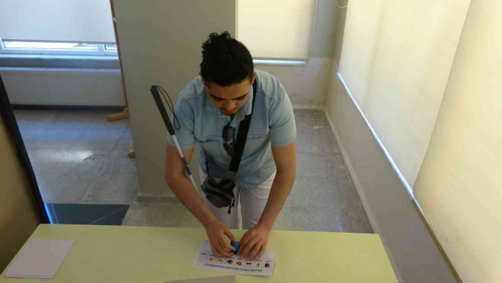 Görme engelli vatandaşlar braille yazılı şablonla ilk oylarını kullandı