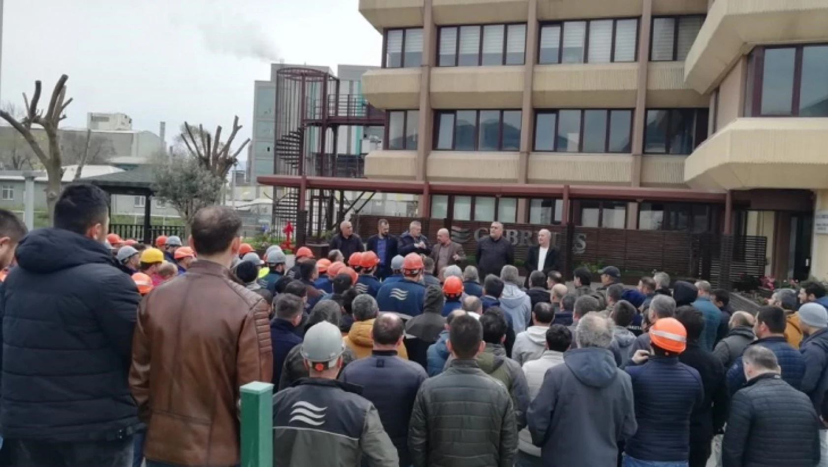 Gübretaş'ta işçiler ayaklandı, sloganlarla yönetim binasına yürüdü