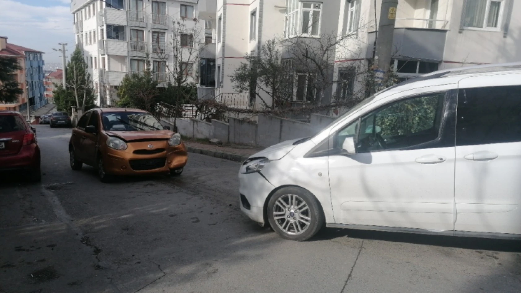 Kocaeli'de hafif ticari araç ile otomobil kafa kafaya çarpıştı: 1 yaralı