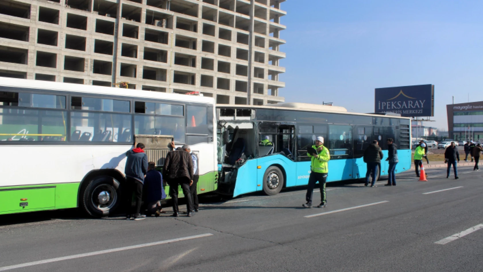 Halk Otobüsleri çarpıştı, can pazarı yaşandı: 29 Yaralı