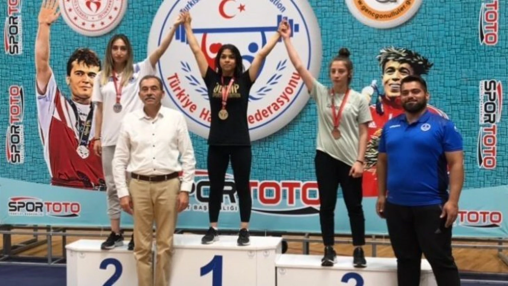 Halterciler, Türkiye şampiyonasından madalyalarla döndü
