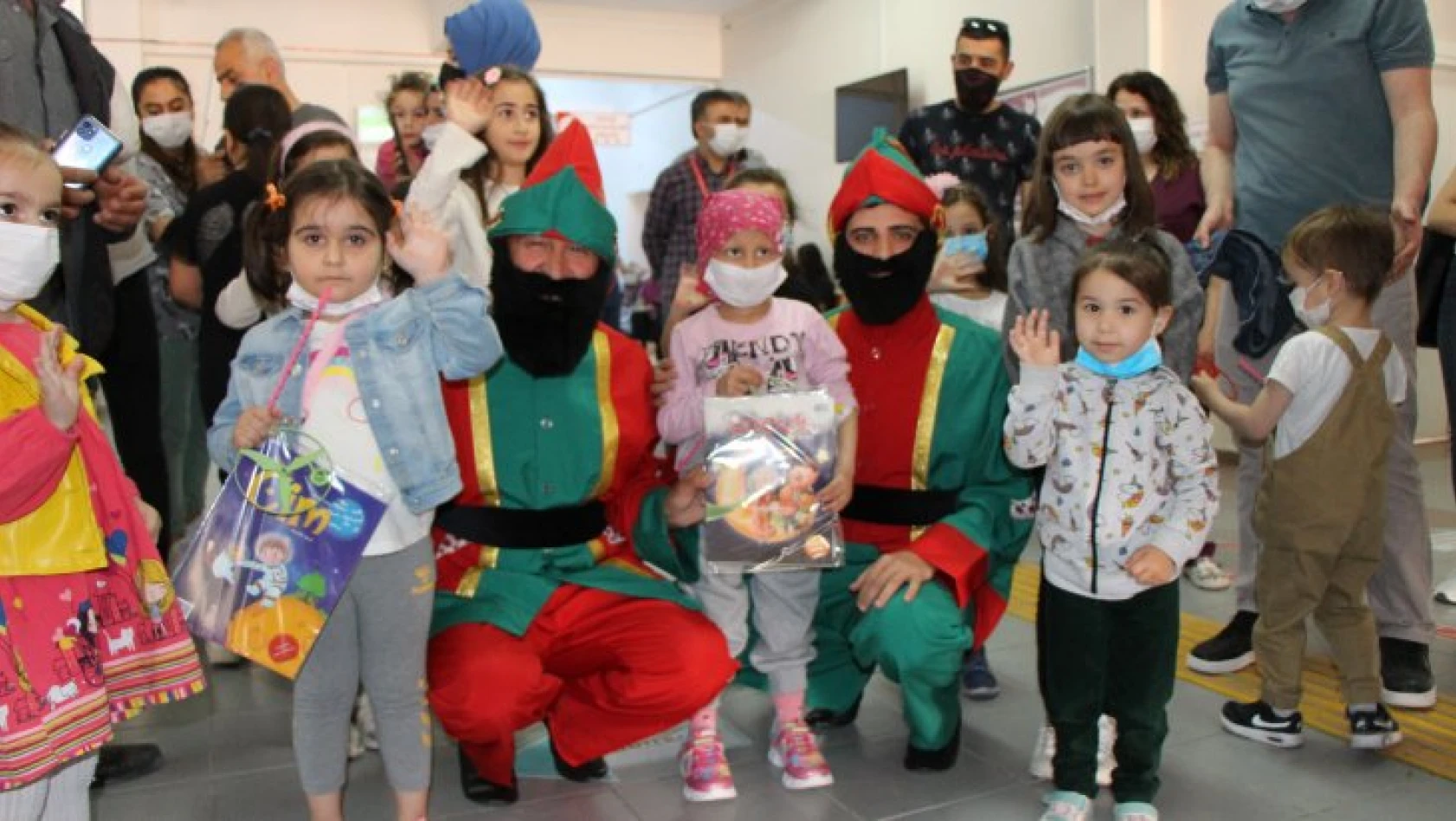 Hastanede çocuklara Hacivat-Karagöz'lü bayram sürprizi     