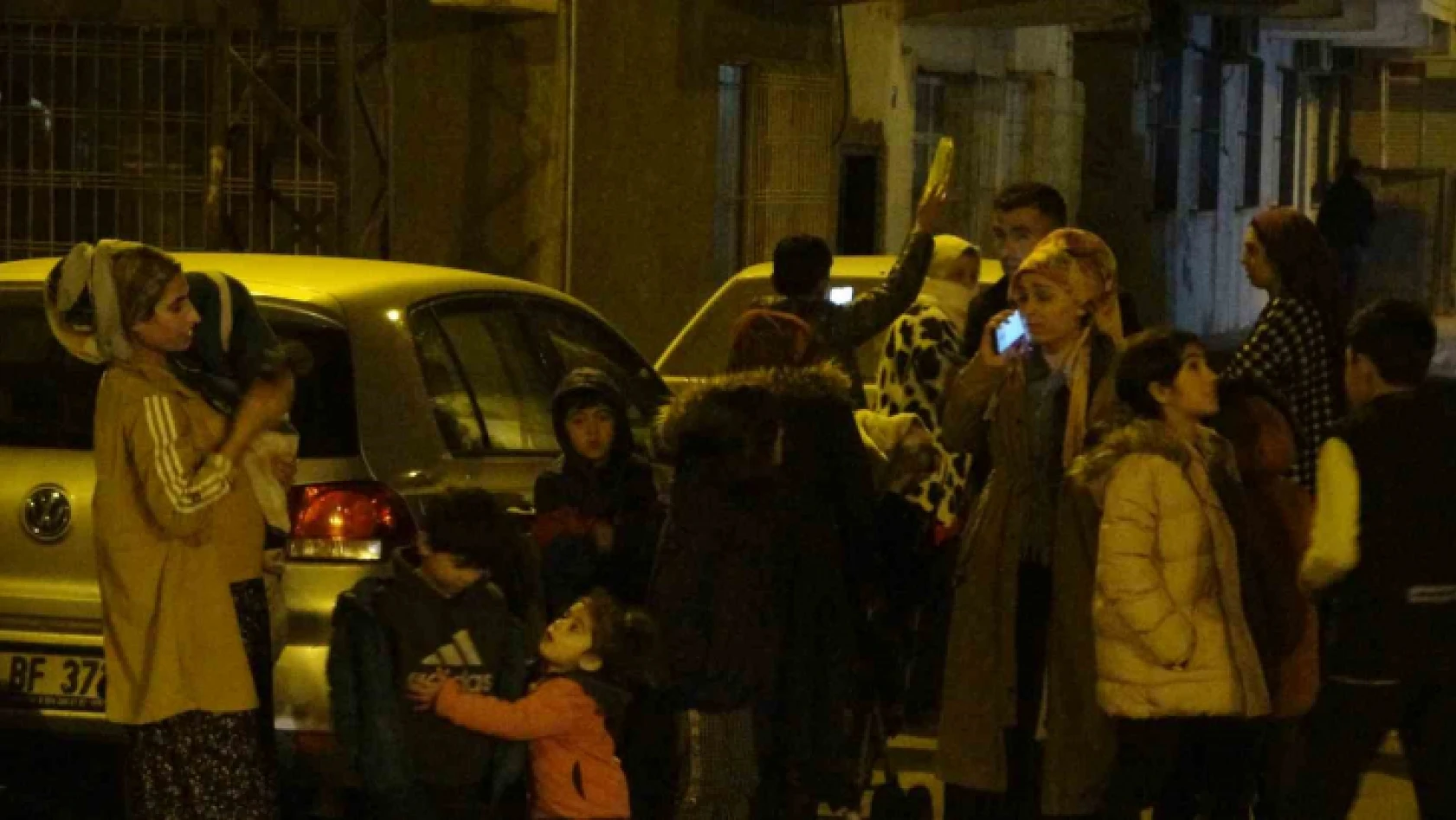 Hatay'da deprem oldu, Diyarbakır'da vatandaş serum ile dışarı kaçtı