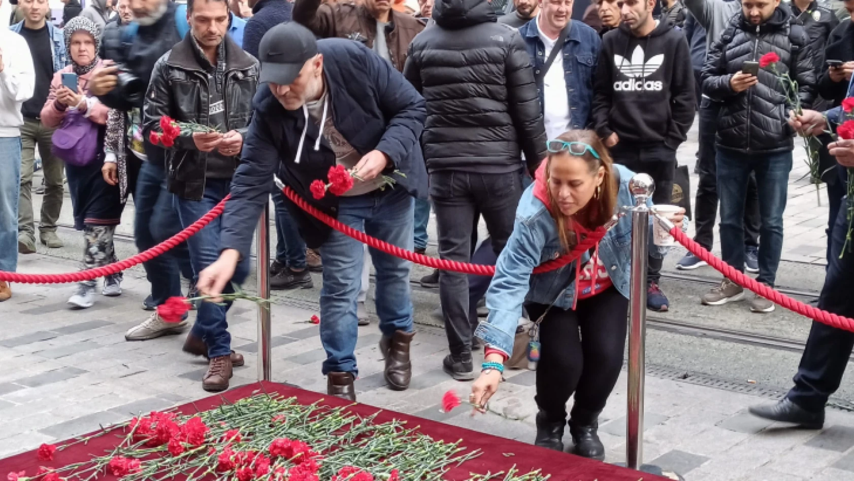 Hayatını kaybedenler anısına vatandaşlar Beyoğlu'na karanfil bıraktı