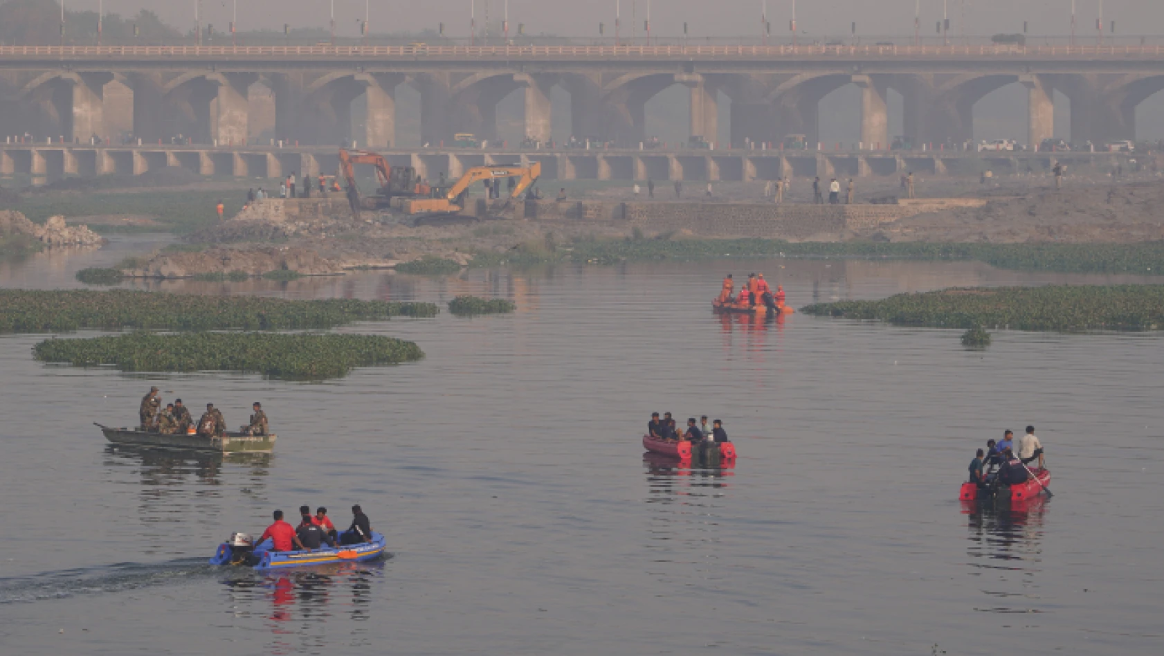 Hindistan'da 141 kişinin öldüğü köprünün çökme anı kamerada