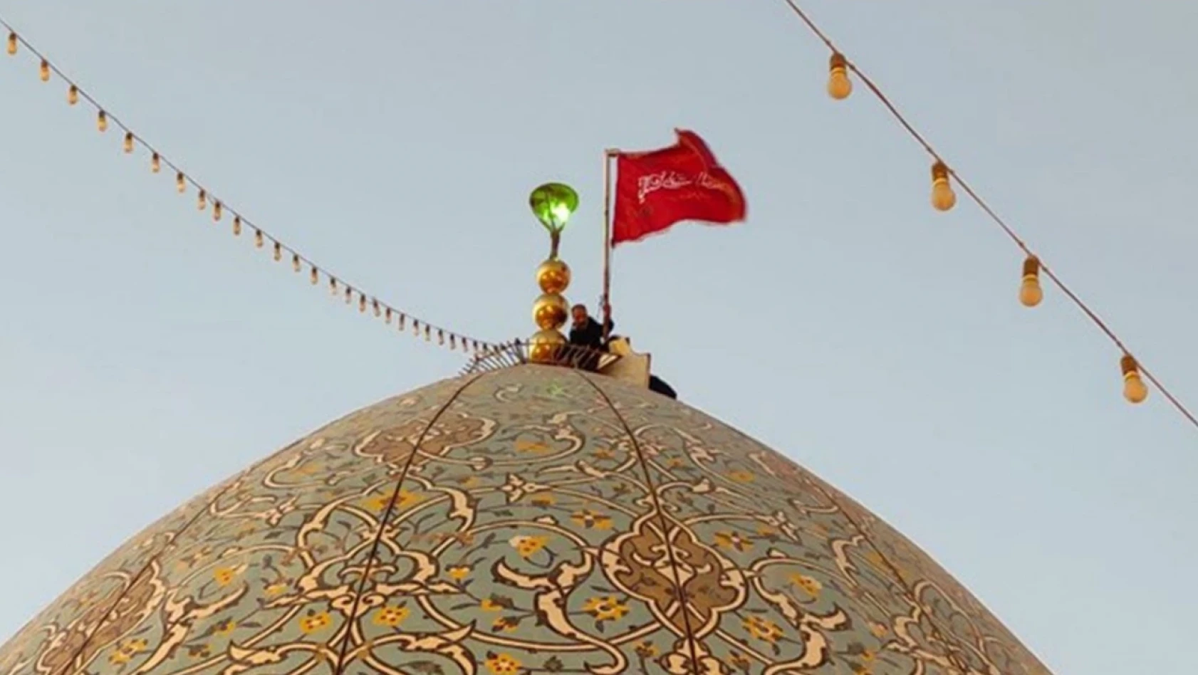 İran'da cami kubbesine 'intikam bayrağı' çekildi