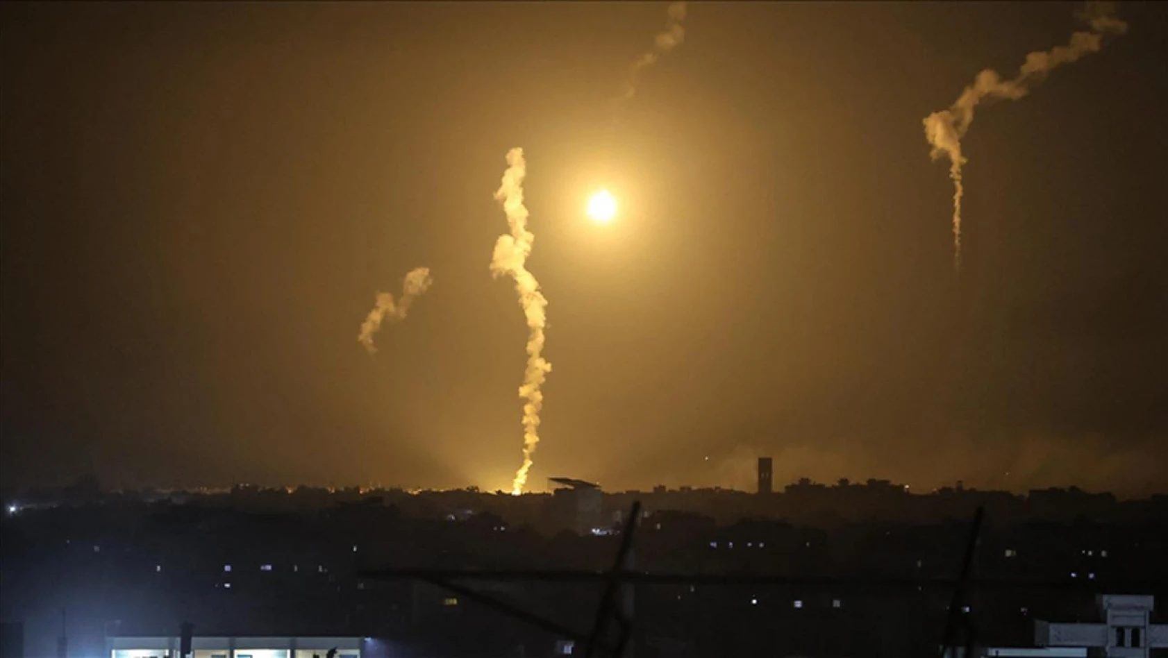 İsrail gece boyunca Gazze'ye bombalar yağdırdı