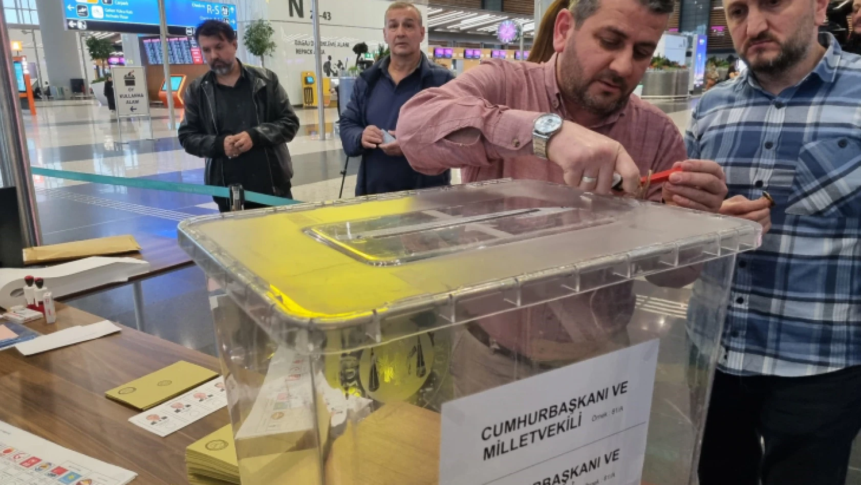 İstanbul Havalimanı'nda oy verme işlemi başladı