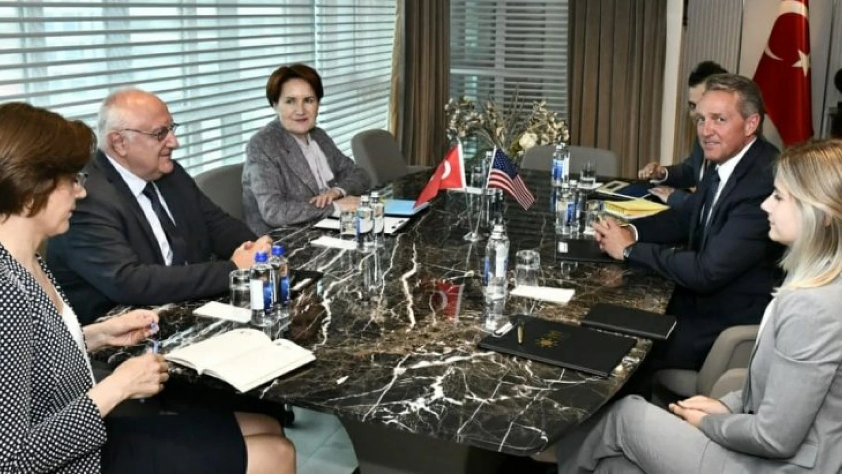 İYİ Parti Genel Başkanı Akşener, ABD Büyükelçisi Flake ile görüştü