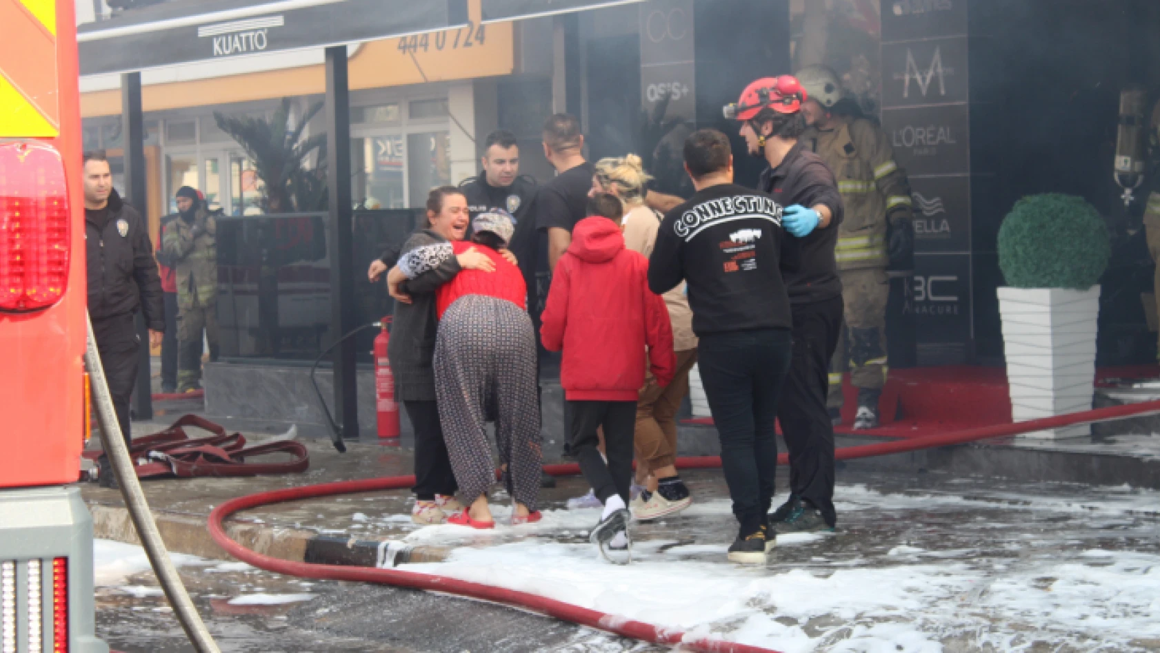 İzmir'de kozmetik mağazasında yangın ! Mahsur kalanlar var