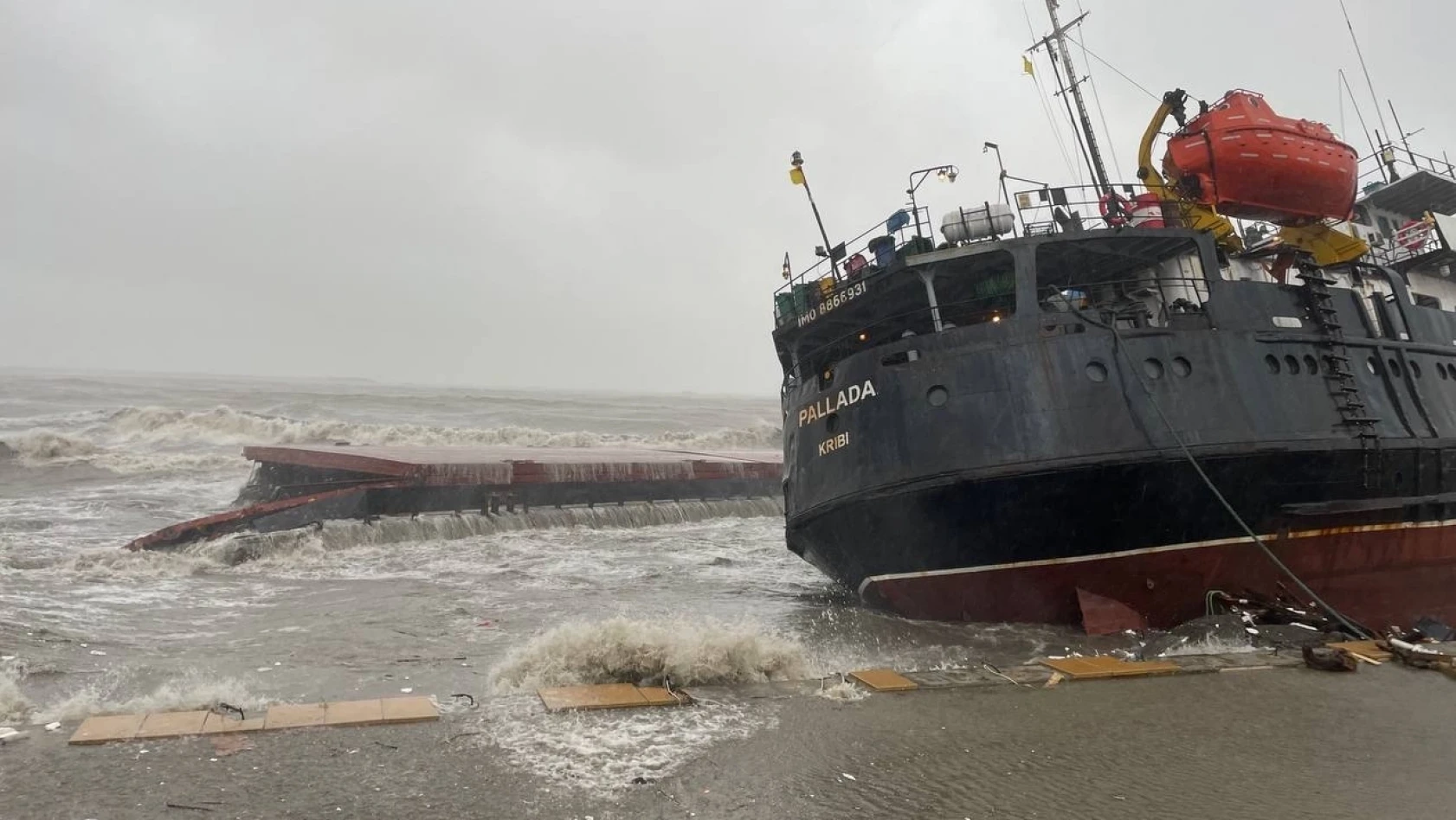 İzmir'e giden yük gemisi battı: 12 kişilik mürettebattan haber yok
