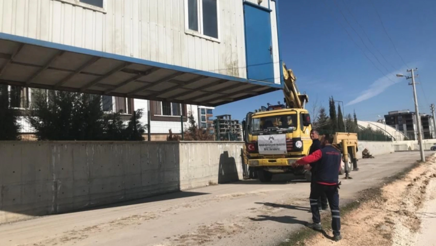 İzmit Belediyesi, Adıyaman'da konteyner ve çadırları yerleştirmeye başladı