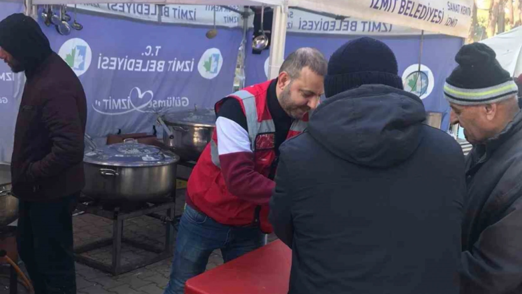 İzmit Belediyesi Aşevi, günde 7 bin kişiye sıcak yemek dağıtıyor