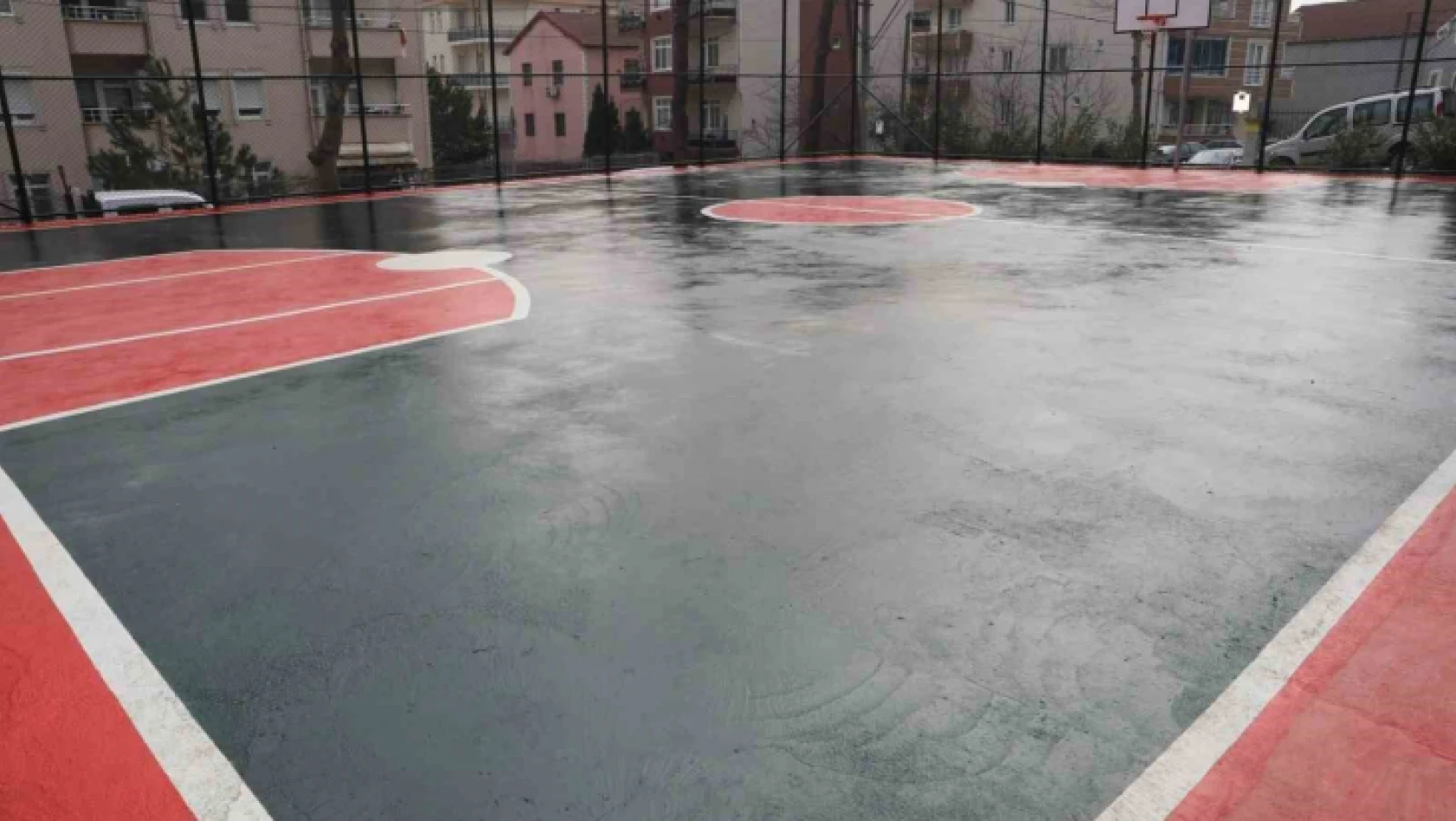 İzmit Belediyesi'nden gençlere yeni basketbol sahası