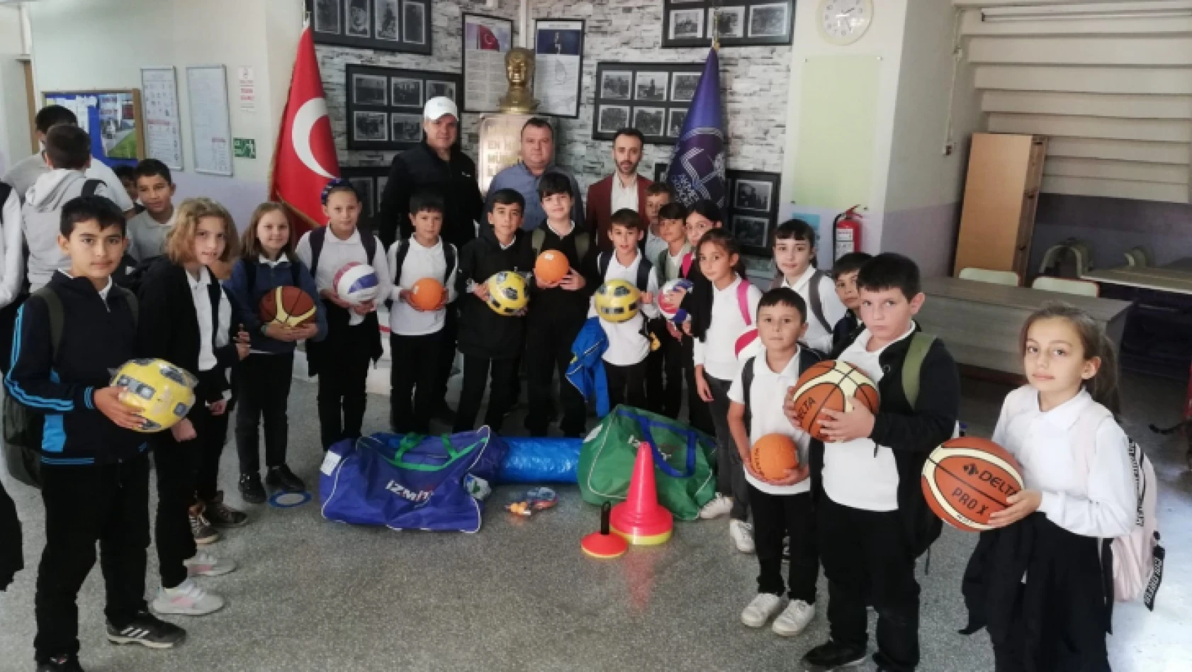 İzmit Belediyesi'nden okullara spor malzemesi desteği