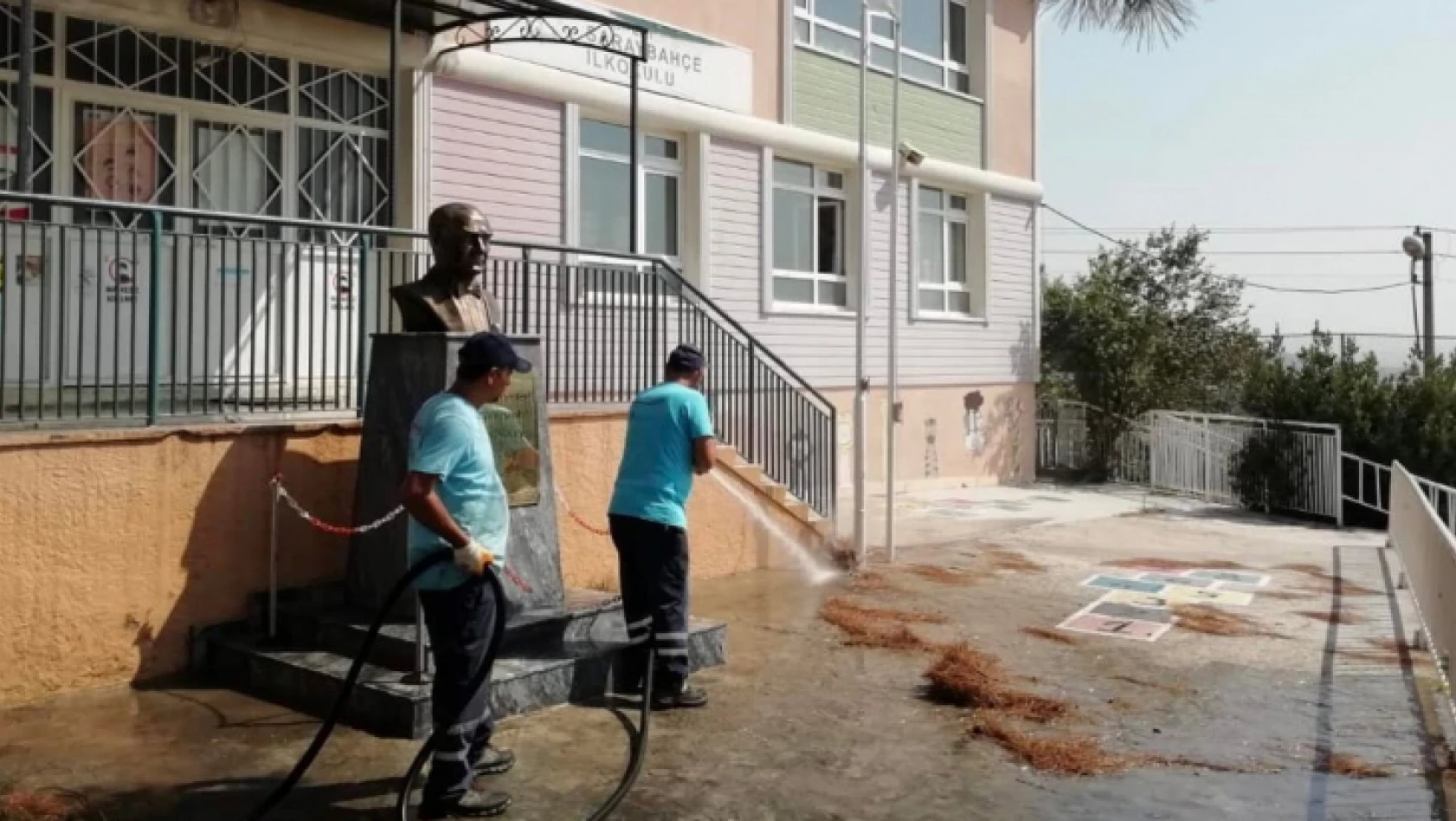 İzmit Belediyesi okul bahçelerini yeni döneme hazırlıyor