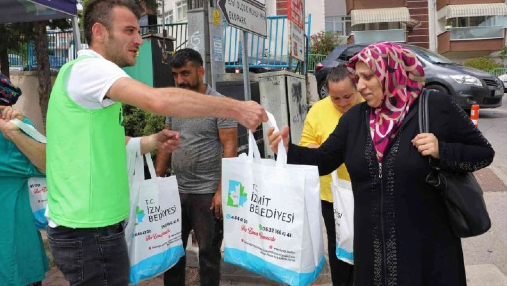 İzmit Belediyesi, ürettiği ürünleri vatandaşlara dağıtıyor