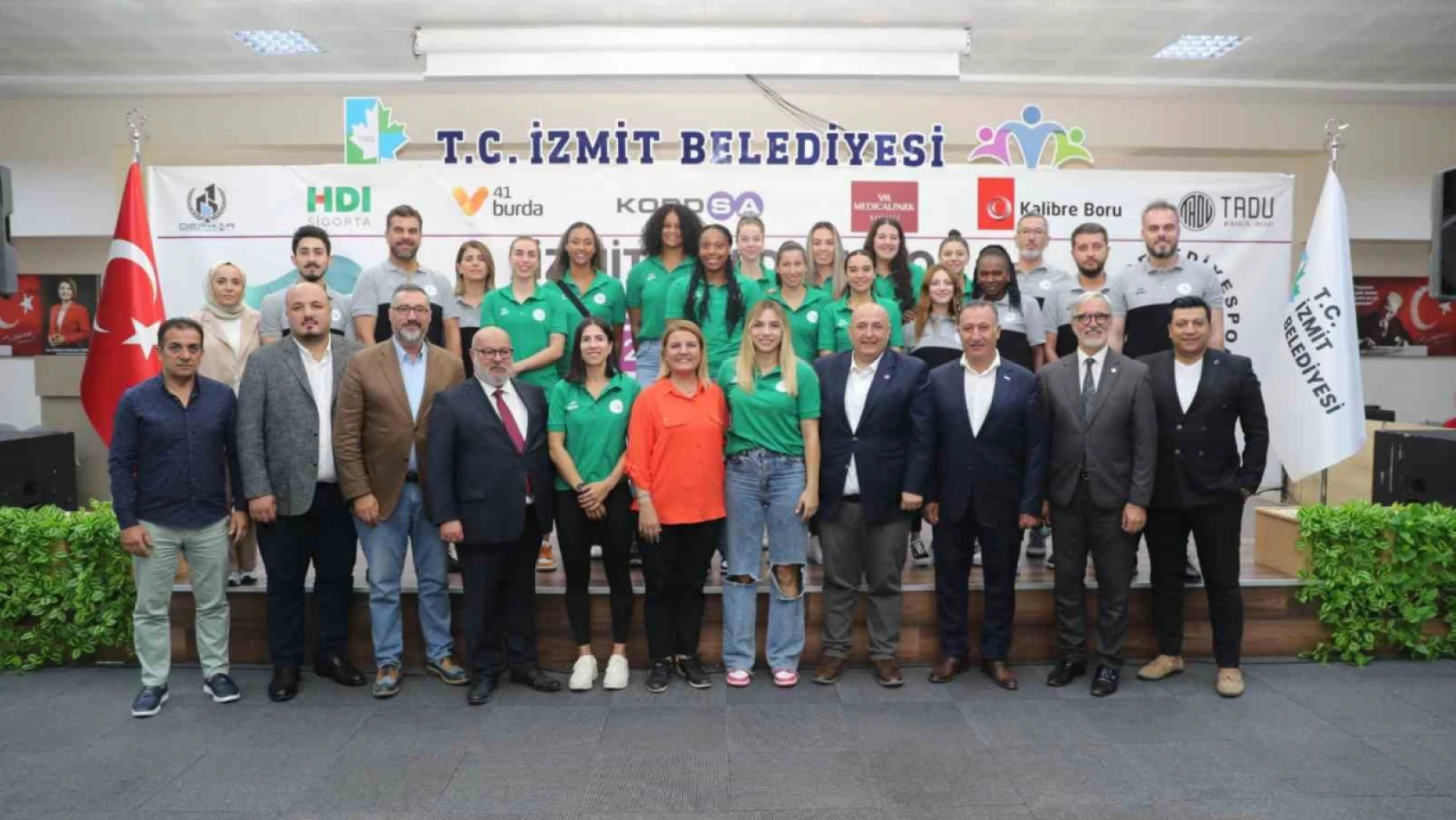 İzmit Belediyespor Kadın Basketbol Takımı'nın yeni kadrosu tanıtıldı