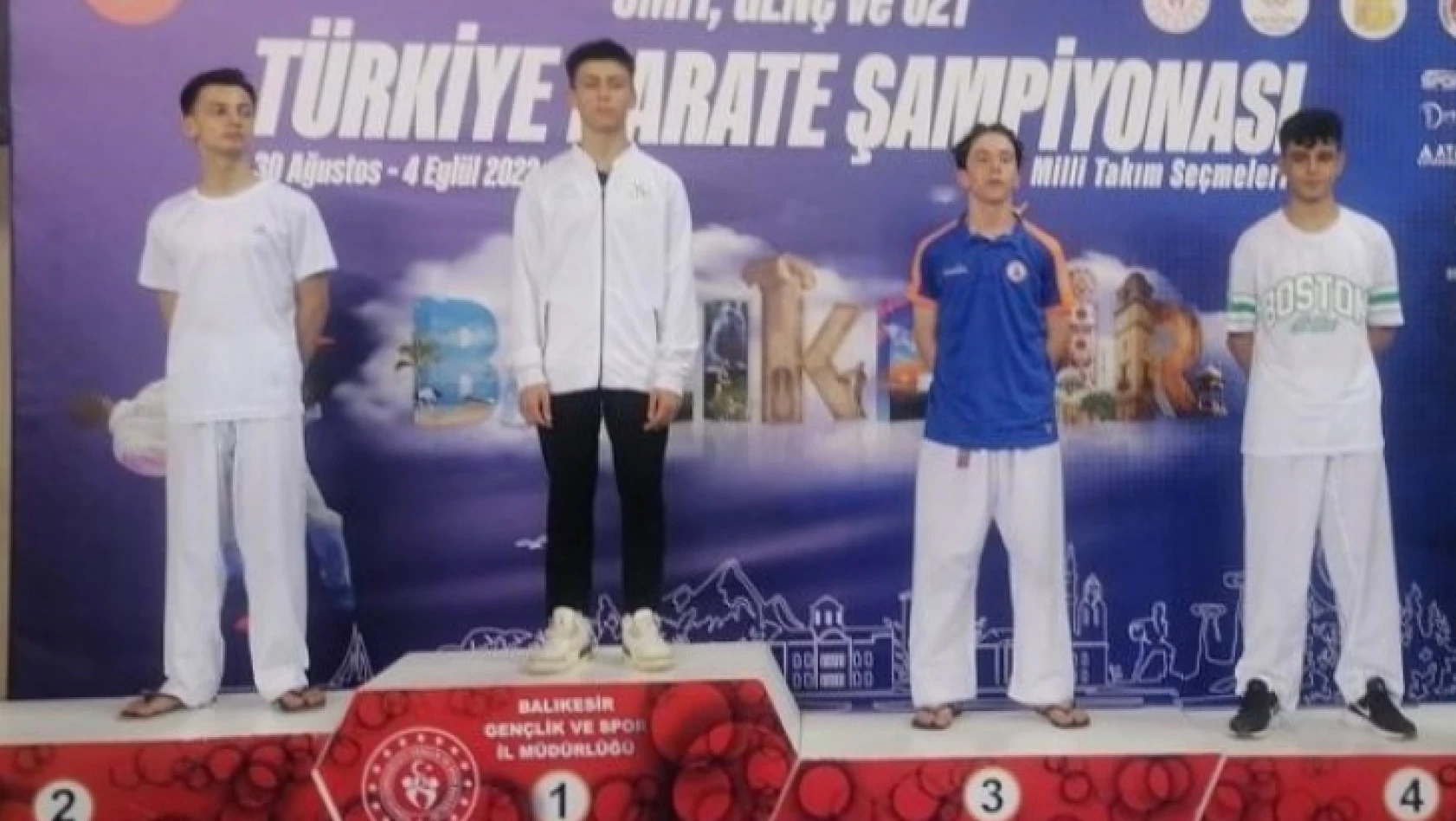 İzmit Belediyesporlu Batuhan, karatede Türkiye şampiyonu oldu
