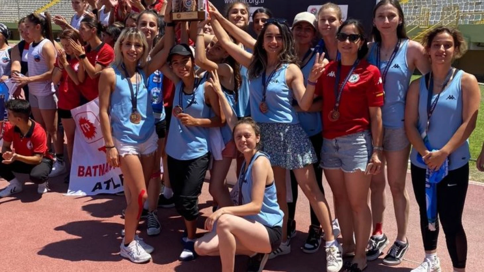 İzmit Belediyesporlu kadın atletler İzmir'den 3 şampiyonlukla dönüyor