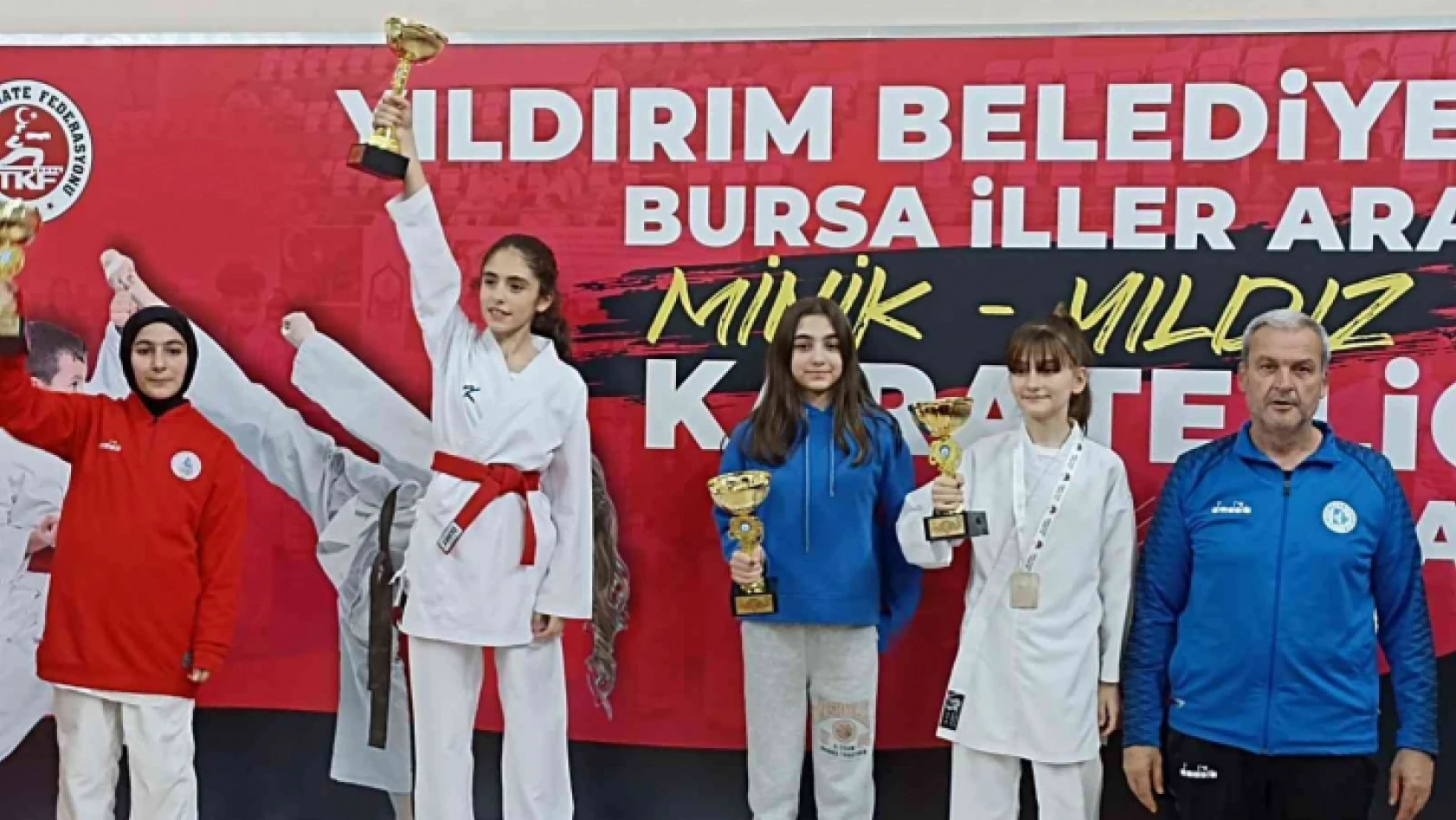 İzmit Belediyesporlu karateciler Bursa'dan madalyalarla döndü