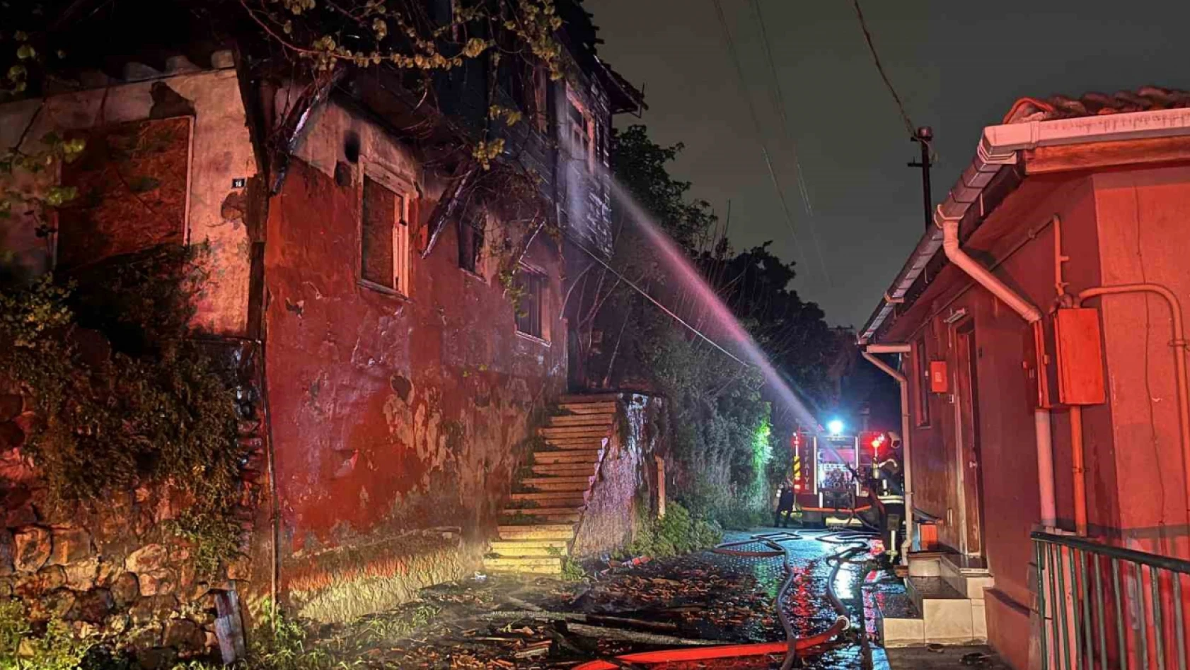 İzmit'te 2 katlı metruk ev alev alev yandı