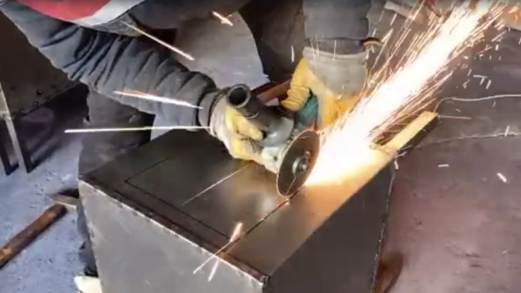 İzmit'te bulunan metal firmalar depremzedeler için portatif soba üretiyor