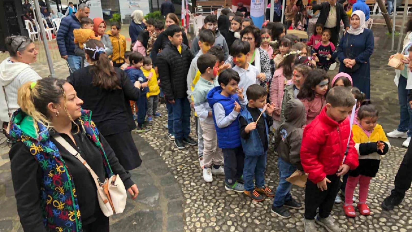 İzmit'te depremzede minikler için 'Çocuklar Gülsün' etkinliği