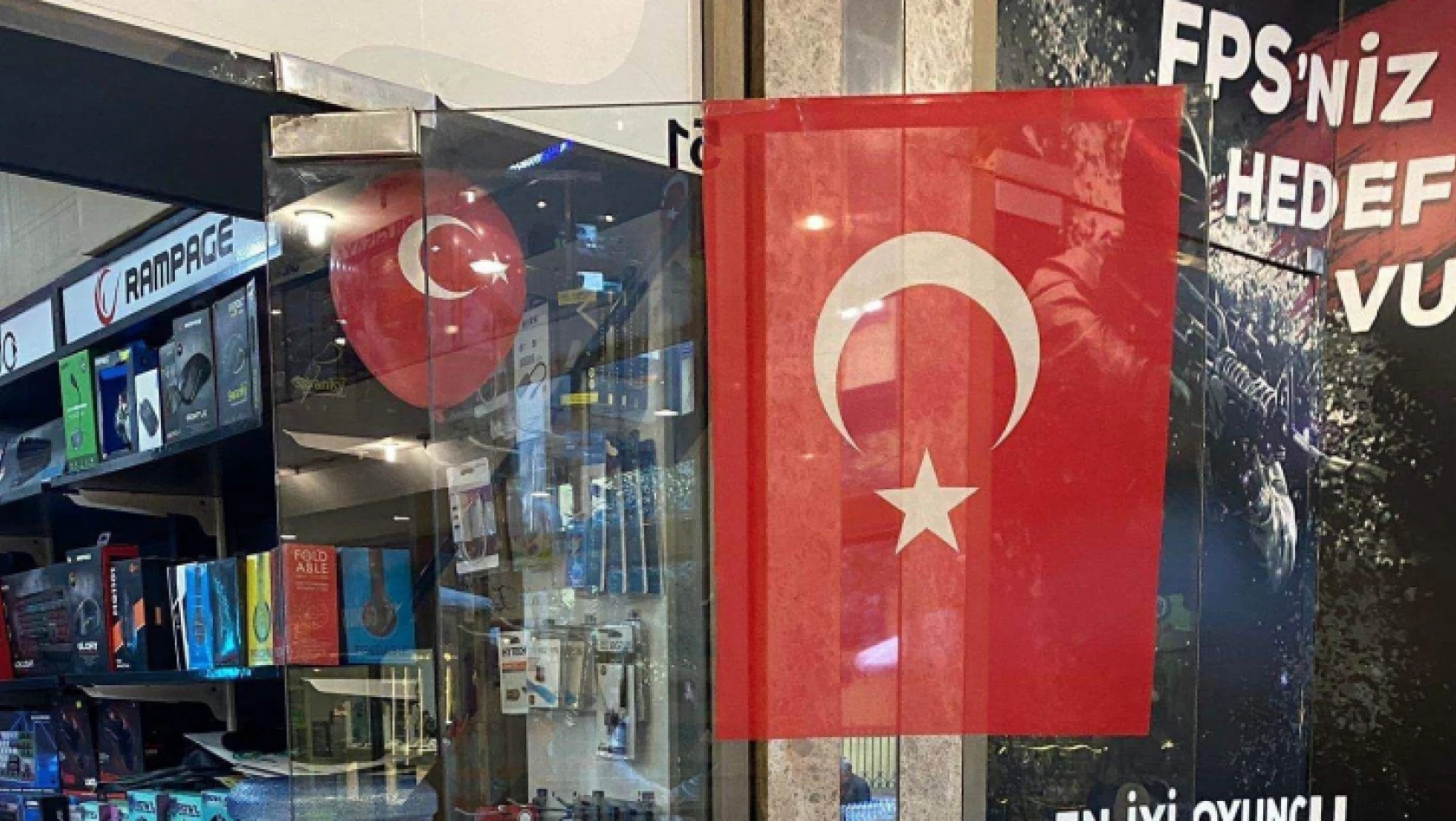 İzmit'teki iş merkezi yönetiminden Türk Bayrağı'nı kaldırın skandalı !