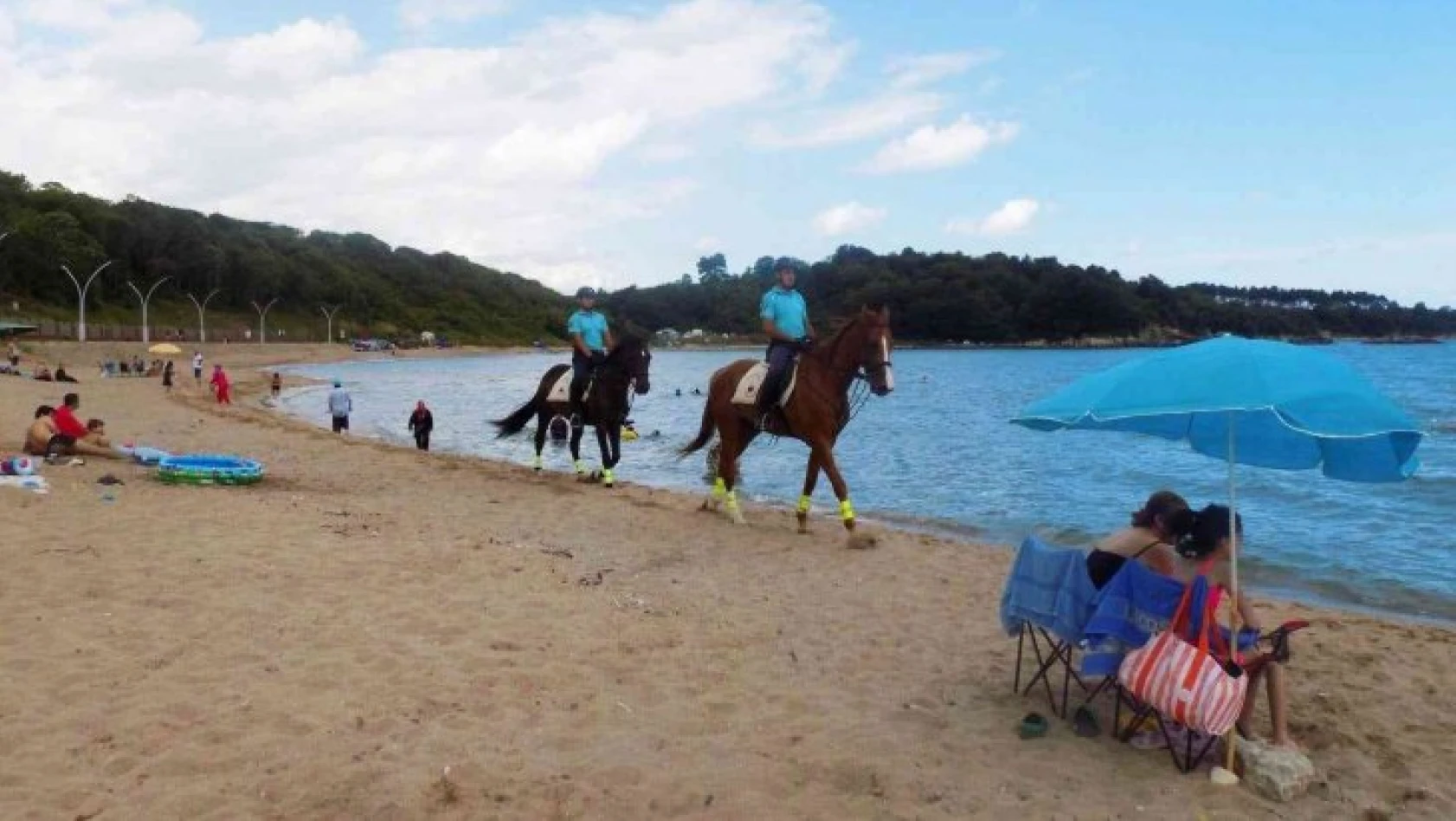Jandarma atlı birliği, Kandıra sahillerinde sıkı denetim yapıyor