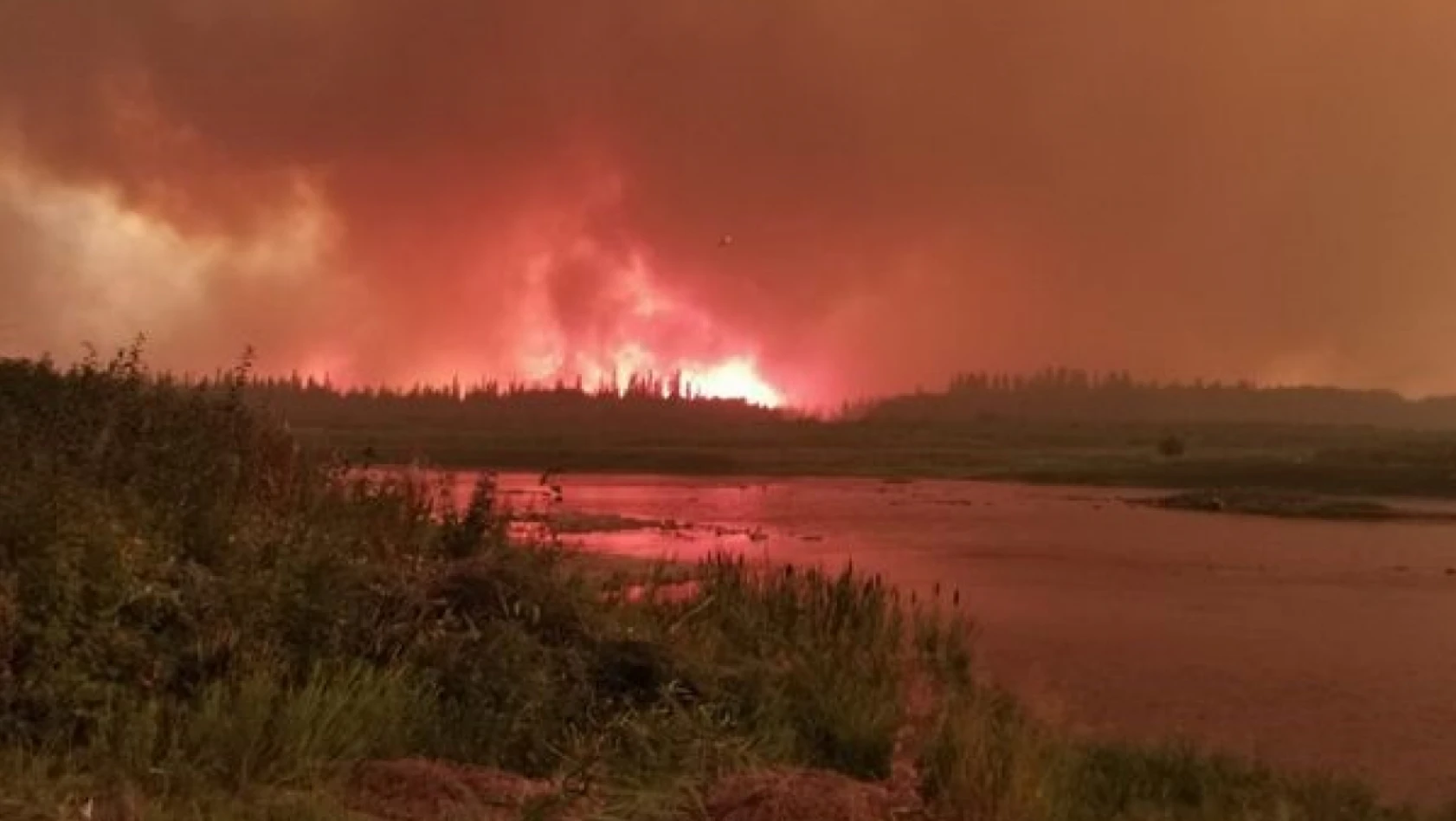 Kanada'da yangınlar sürüyor: Hay River kasabasına tahliye emri