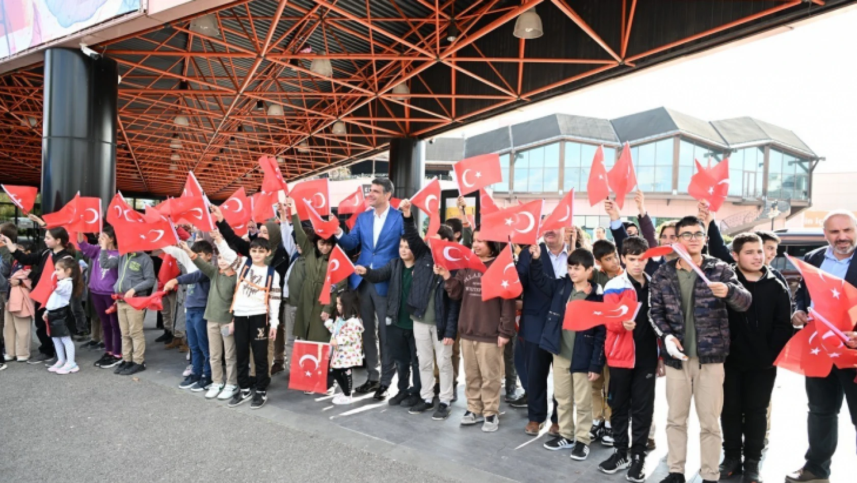 Kartepe'de 10 bin Türk bayrağı dağıtıldı