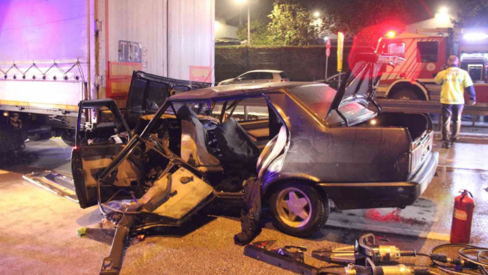 Kartepe'de feci kaza, otomobil tırın altına girdi: 1 ölü, 3 yaralı