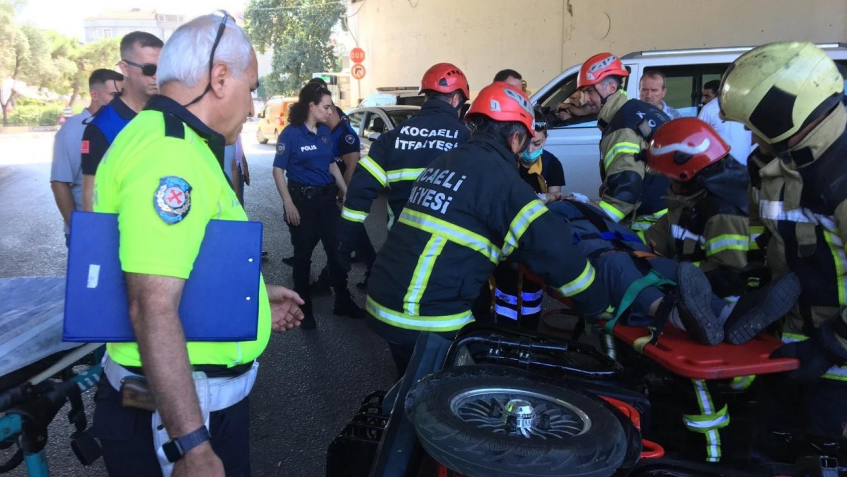 Kaza yapan elektrikli bisiklet yan yattı: Yaşlı çift yaralandı