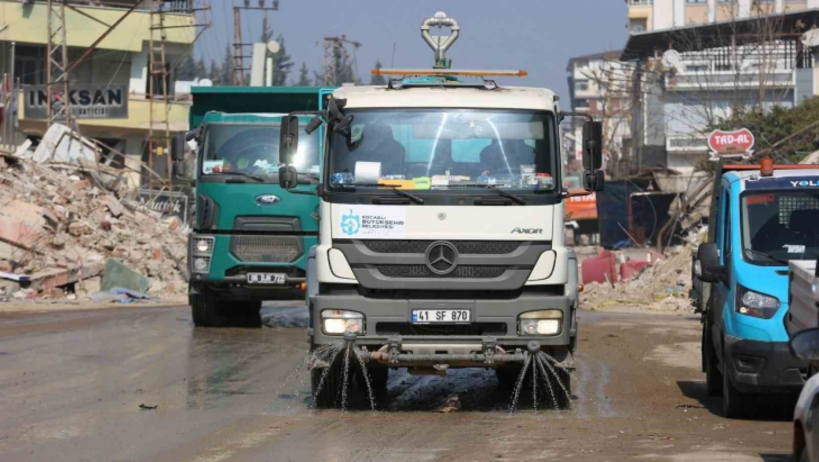 Kocaeli Büyükşehir Belediyesi, Defne'de enkaz kaldırma çalışması yapıyor