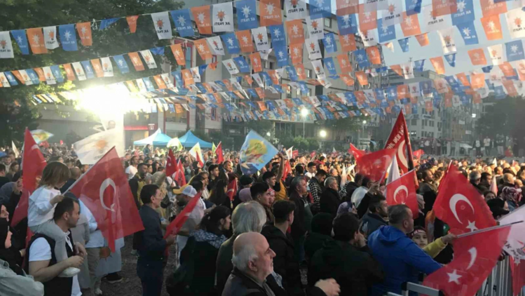 Kocaeli'de AK Parti il binası önünde kutlamalar başladı