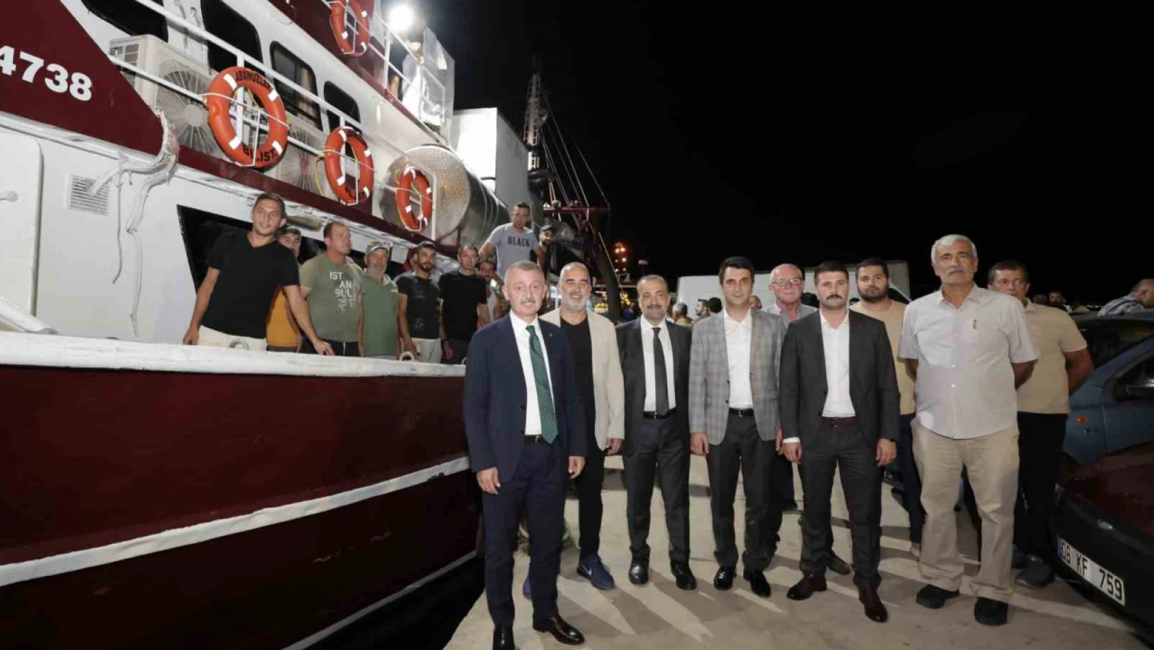 Kocaeli'de balıkçılar havai fişek eşliğinde denize açıldı