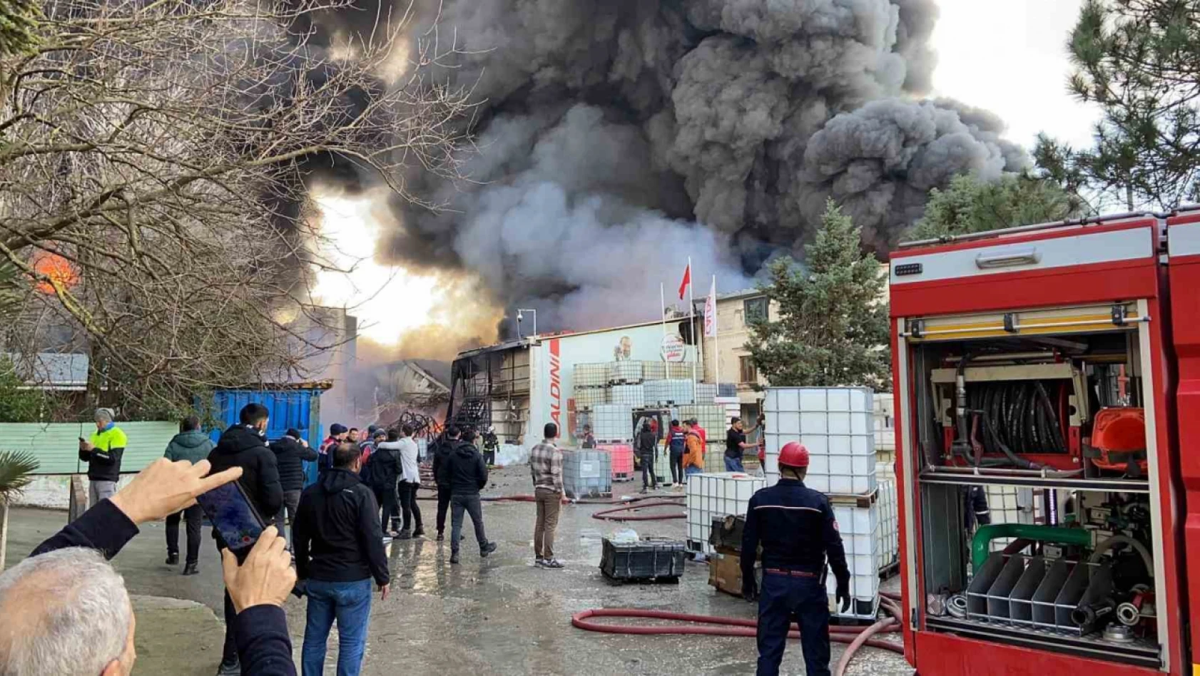 Kocaeli'de fabrikada çıkan yangını söndürme çalışmaları devam ediyor