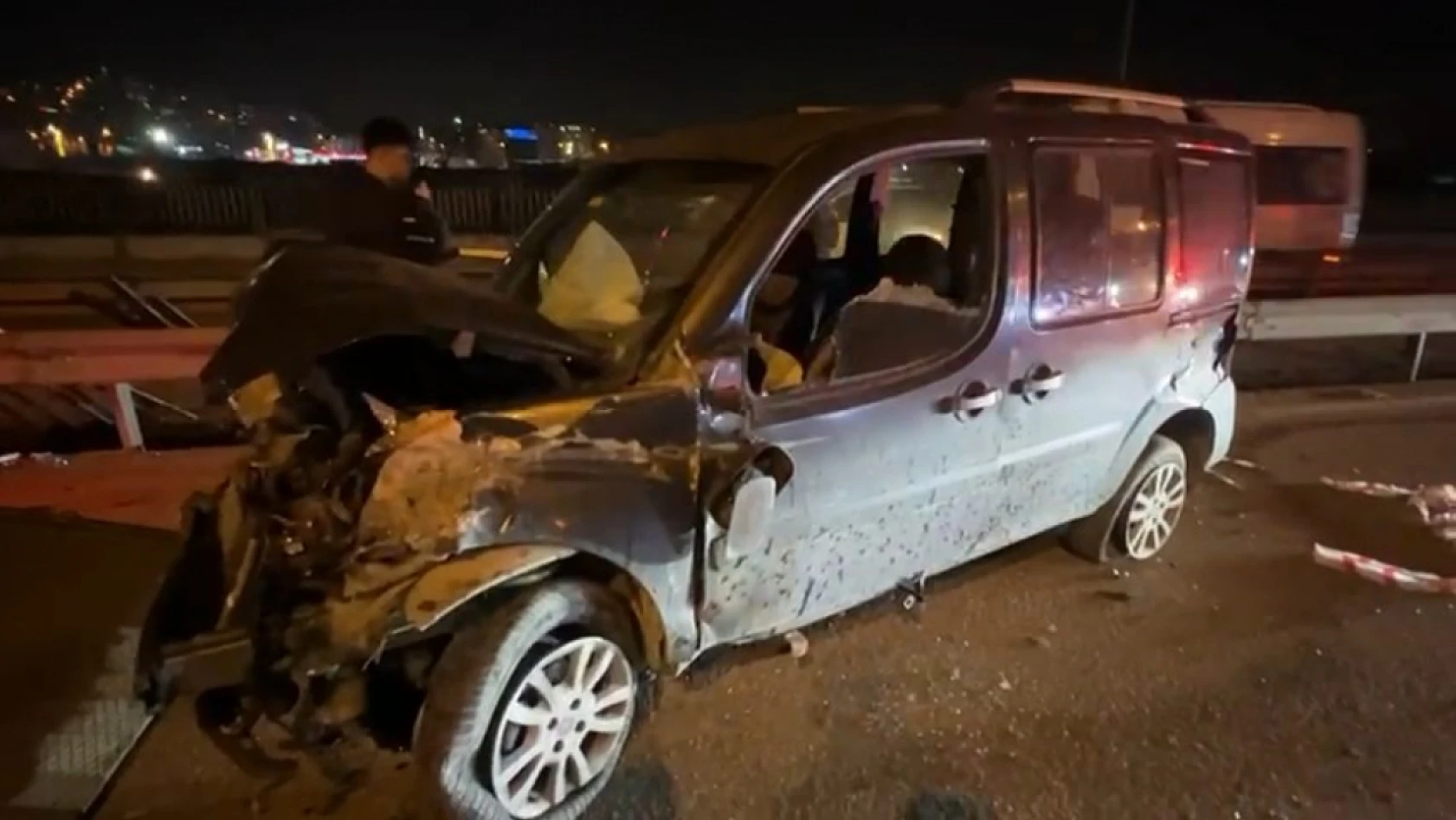 Kocaeli'de iki hafif ticari araç çarpıştı :1 yaralı