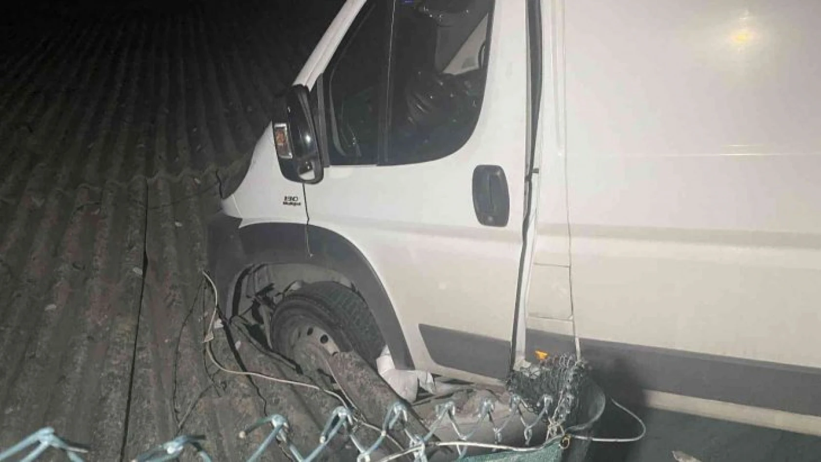 Kocaeli'de ilginç kaza: Yoldan çıkan minibüs deponun çatısına çarptı