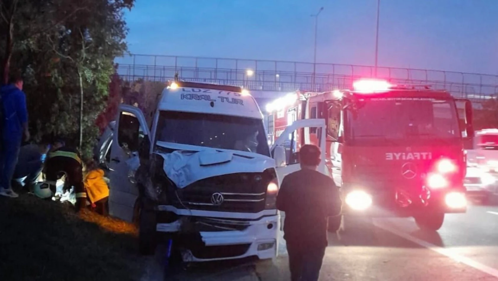 Kocaeli'de işçi servisi ile otomobil çarpıştı: 14 yaralı