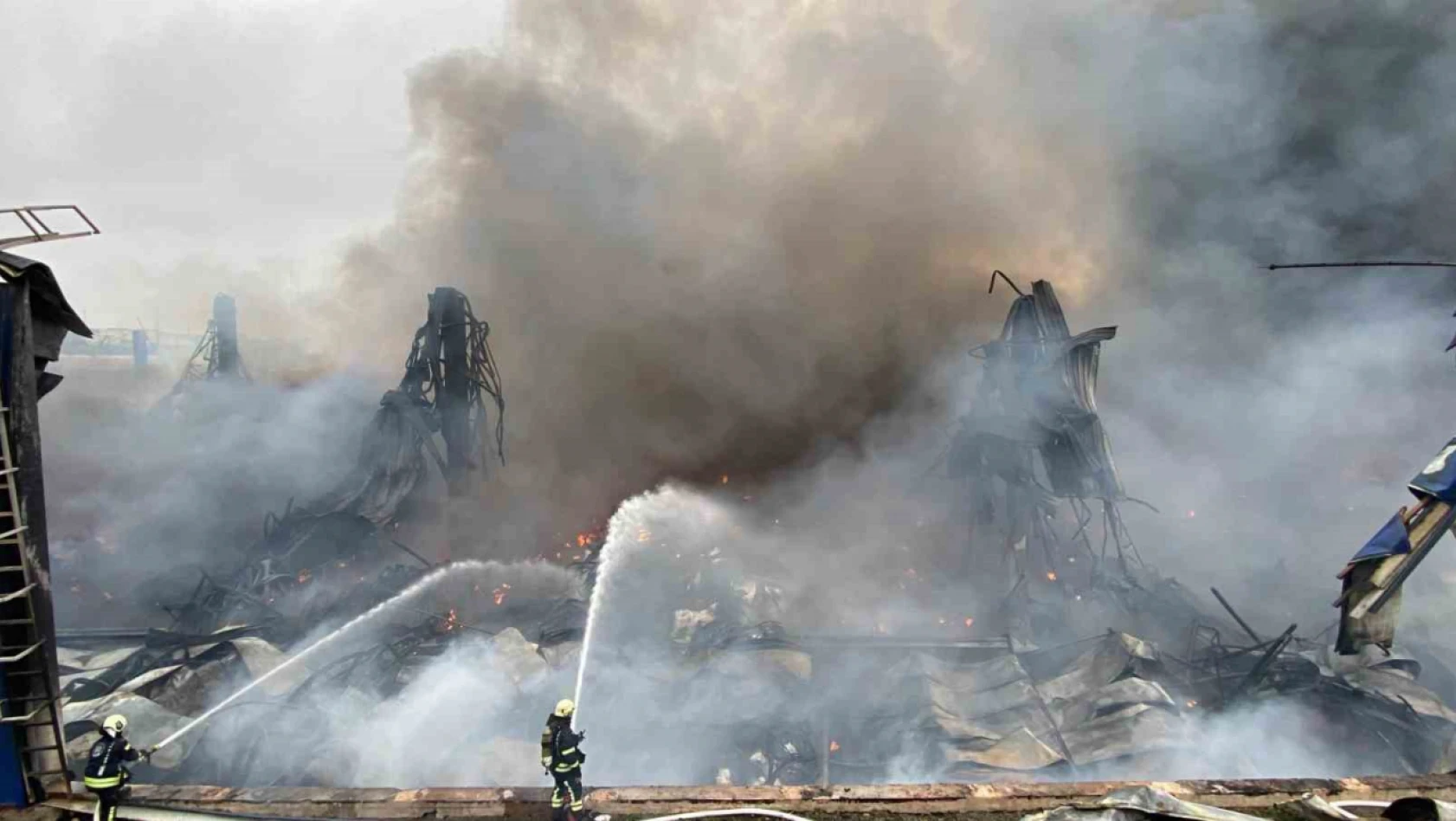 Kocaeli'de lojistik fabrikasının deposunda çıkan yangın devam ediyor