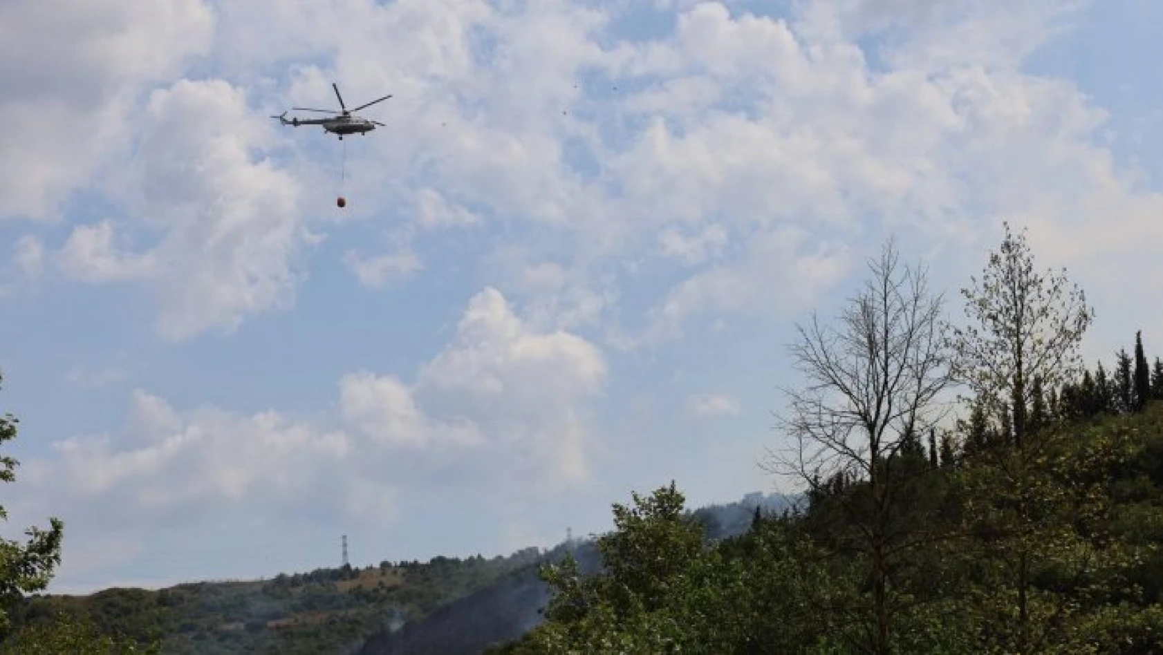 Kocaeli'de orman yangınına helikopterle müdahale sürüyor