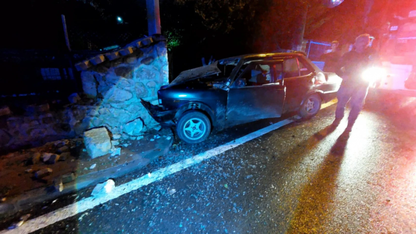 Kocaeli'de otomobil yoldan çıktı, duvara çarptı: 1 ölü, 1 yaralı