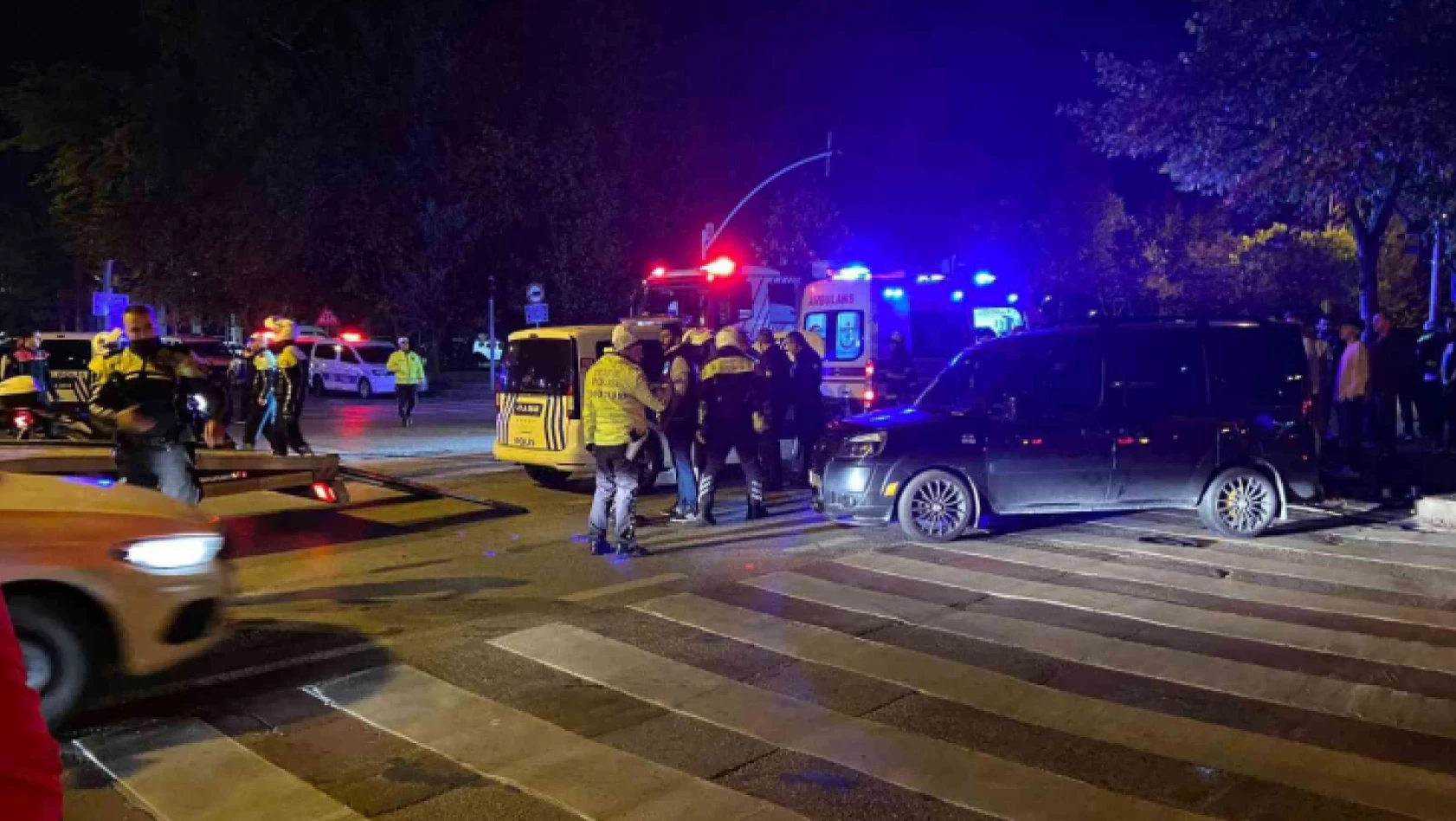 Kocaeli'de polis arabası ile hafif ticari araç çarpıştı: 2'si polis 5 yaralı