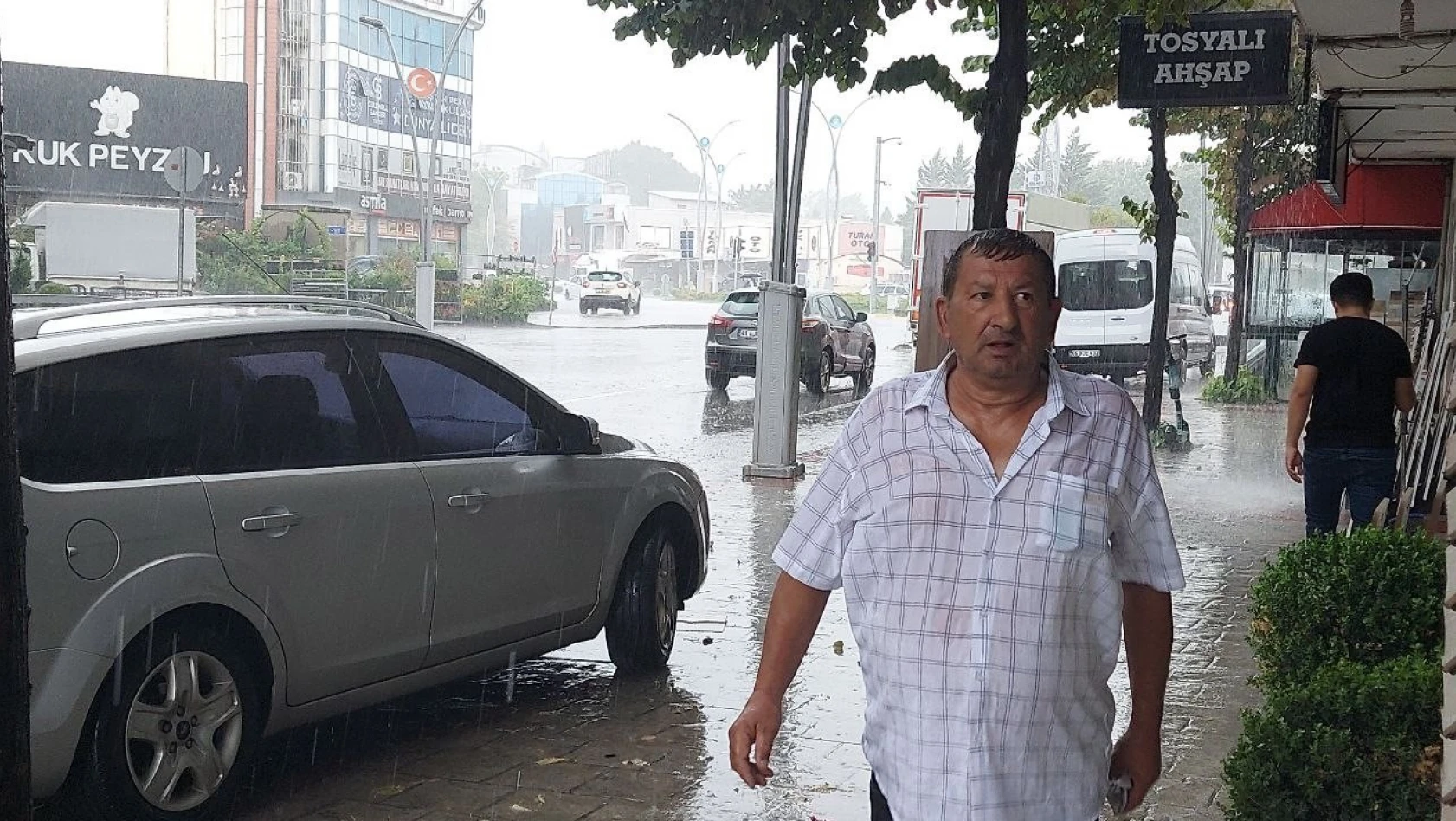Kocaeli'de sağanak yağmur hayatı olumsuz etkiledi, caddeler sular altında kaldı