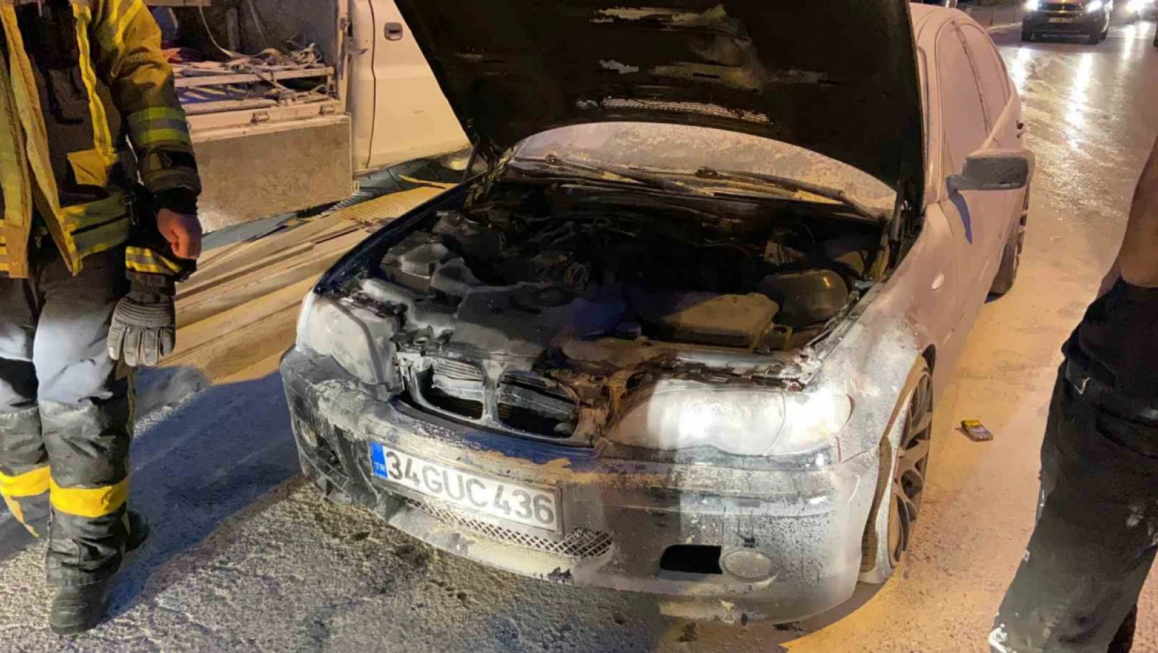 Kocaeli'de seyir halindeki otomobilde yangın