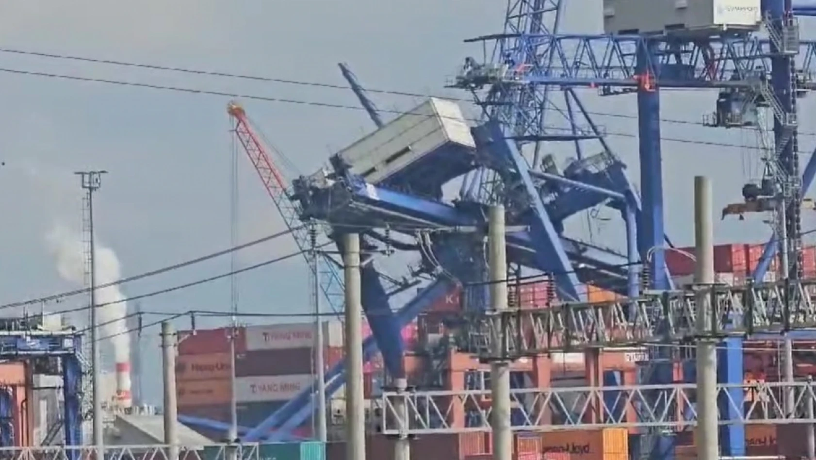 Kocaeli'de uluslararası limanda 3 yükleme vinci devrildi, çok sayıda ekip bölgeye sevk edildi