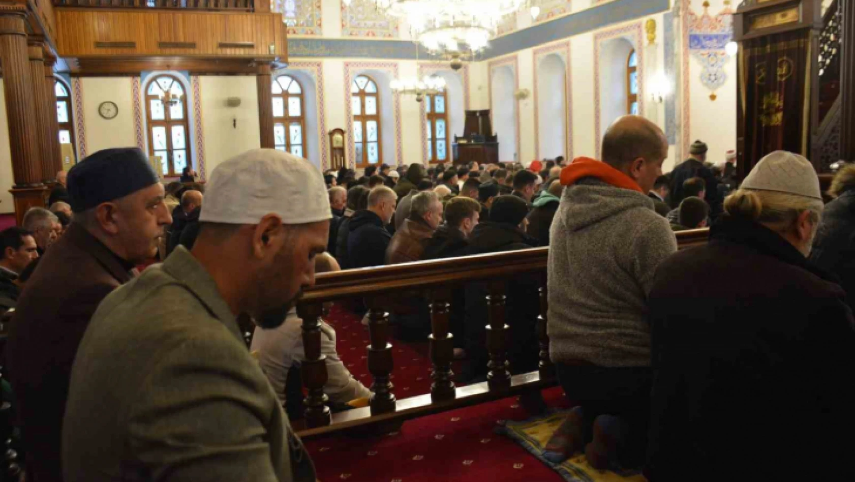 Kocaeli'de vatandaşlar bayram namazı için camileri doldurdu