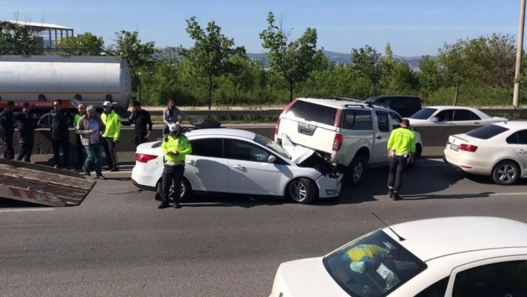Kocaeli'de zincirleme kaza: Kamyonetin altında kalan otomobilin sürücü yaralandı